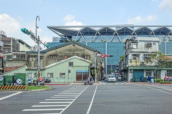 中南里內老舊公寓與狹窄巷弄與周邊的大型開發及新設公路形成劇烈對比。張沛齊∕攝