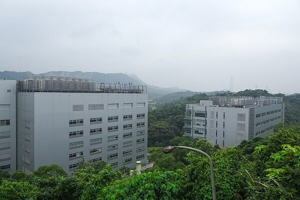 步道連結南港車站與國家生技園區,風景相當優美。
