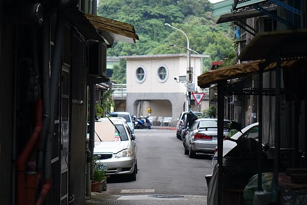 新富里旁的大坑溪過往因颱風淹水而築起高聳堤防，使居民生活與河川的產生距離。張沛齊∕攝