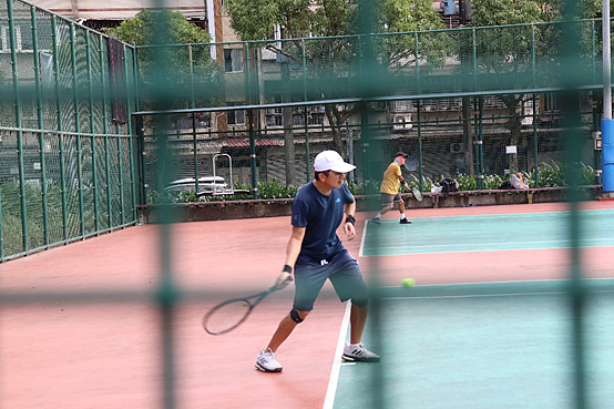 玉成公園內設有籃球場、網球場等運動場地，供市民使用。　圖／楊家威攝