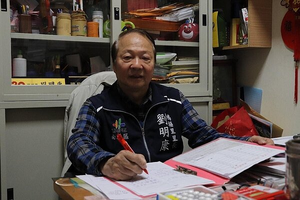 鴻福里里長劉明康於里長辦公室處理區里事務。　圖／楊家威攝