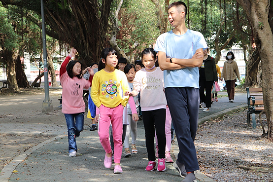 老師帶學生到玉成公園進行「戶外教學」。　圖／楊家威攝