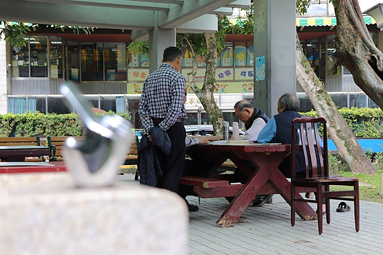 民眾於玉成公園中進行康樂活動。　圖／楊家威攝