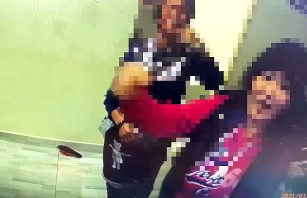 房東太太和女房客因租屋糾紛大打出手，爭相向員警指控對方動粗。記者林昭彰／翻攝