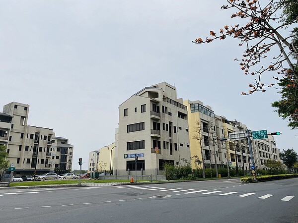 117戶安置戶在配租的園區服務區土地自行新建房屋居住,建築費用由安置戶負擔,建物所有權也屬安置戶。圖/新竹縣政府提供