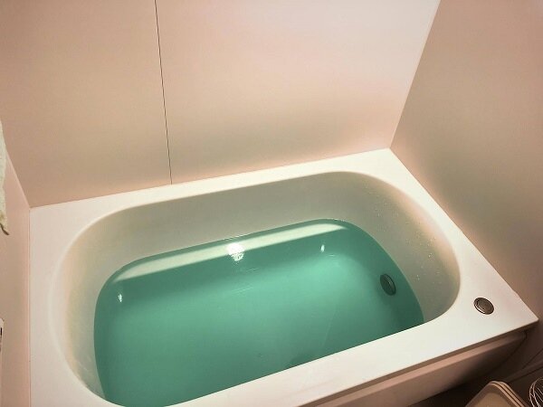 有民眾分享日本的浴缸設計，表示這是日本家庭買房時，優先考慮的設備。圖／截自《極簡風居家裝潢設計》