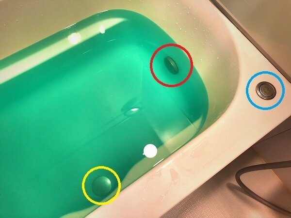 紅圈是水龍頭，藍圈是用來控制排水孔排水與否，黃圈則是排水孔。圖／截自《極簡風居家裝潢設計》