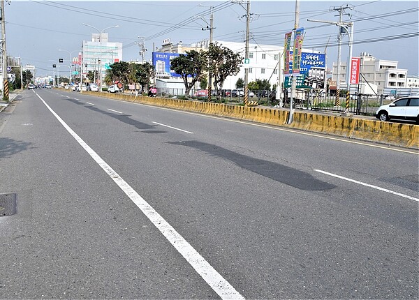 彰美路近年因重車滾壓、管線單位挖掘,出現坑洞修補等情形。圖/彰化縣政府提供