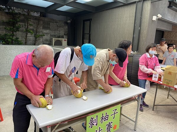 中秋節活動之剝柚子比賽。圖／擷取自文北里官網