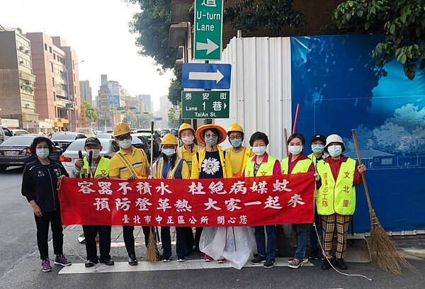 「環境清潔日」鄰長 環保隊員協力進行里內髒亂點及巷道雜草環境清理服務。圖／擷取自陳余秀卿里長臉書專頁