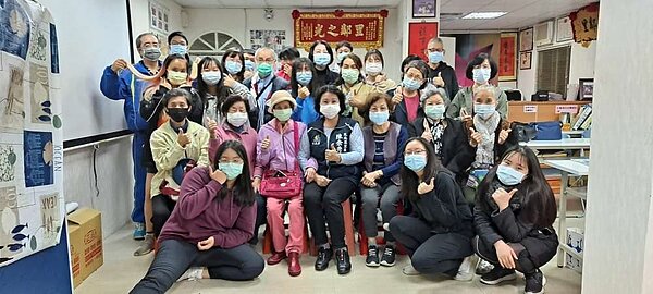 「智慧型手機教學課程」樂活學習結業。圖／擷取自陳余秀卿里長臉書專頁