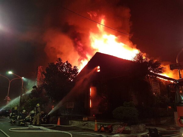 駁二特區倉庫今凌晨竄火，整棟木構造建物燒到剩下骨架。圖/民眾提供