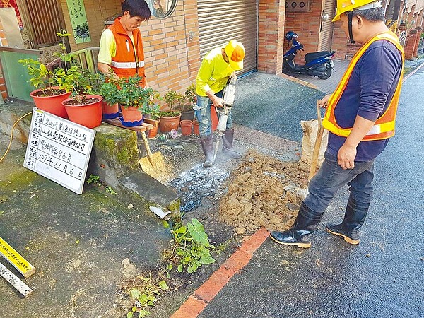 新北市深坑區「雲鄉山莊」40多年來必須靠抽水馬達打水使用。（里長李傳震提供／葉書宏新北傳真）