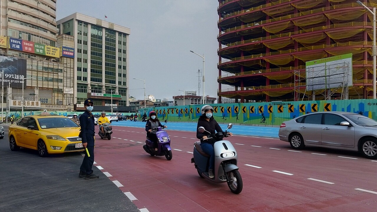 高雄中博橋拆除，新闢站西路昨天通車首日，湧進不少車流，平均時速僅約20公里。記者蔡孟妤／攝影