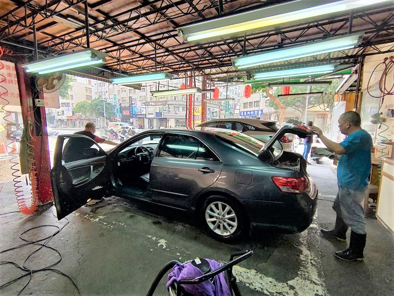 竹苗台中地區用水全日減壓,洗車業者憂心未來無水可用。記者黃寅/攝影