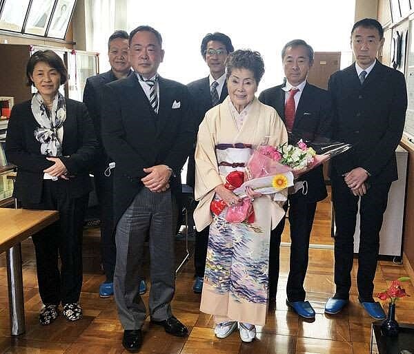 日本一位老婆婆松浦基美子（圖中著米色和服女士）過去未能唸完高中，如今年過80毅然重返校園，並在近日順利畢業。圖擷取自埼玉新聞