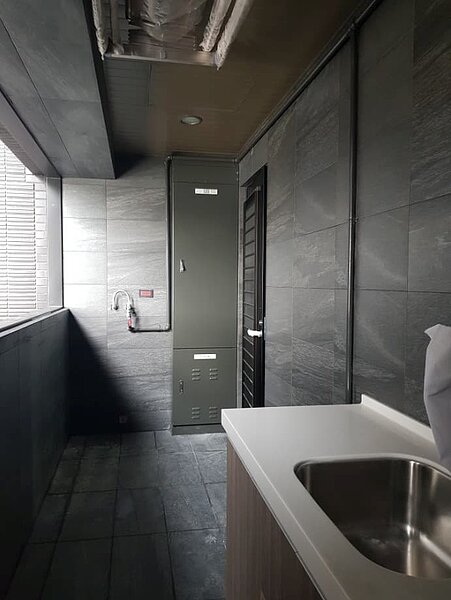 設計師認為,普遍陽台都會做天花包覆工程,整體上較美觀。圖/設計師盧淑媛提供