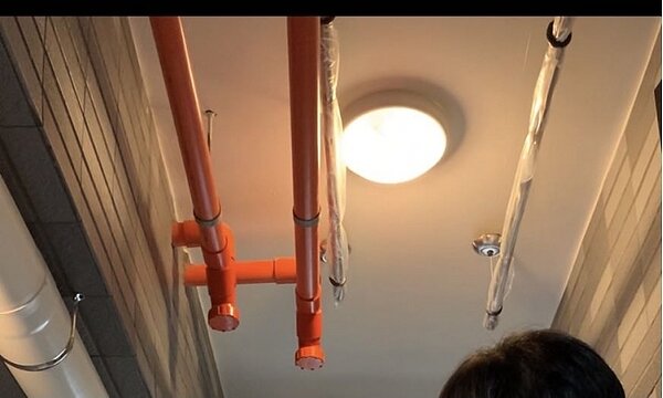 網友因曬衣桿升降跟排水管碰撞問題而煩惱。圖/翻攝自《mobile01》