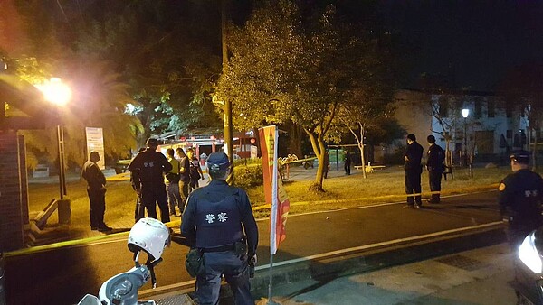高雄大樹區7日傍晚發生槍擊案,疑似因感情糾紛引發殺機,2名勸架男子受槍傷,送醫急救中,警方封鎖現場採證中。記者徐白櫻/翻攝