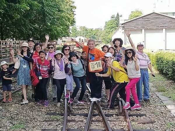 里民最愛跟黃金憲出遊，一路笑哈哈。圖／記者姚香攝影