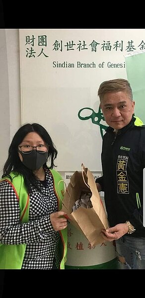 送愛心到各慈善基金會，也總是輕鬆的開玩笑。圖／記者姚香攝影