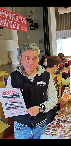 辨識度超強的黃金憲愛搞笑，讓好事多多傳送。圖／記者姚香攝影