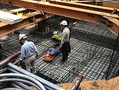 高雄再傳工安意外　水電工配線墜落滿是鋼筋的地下4樓！