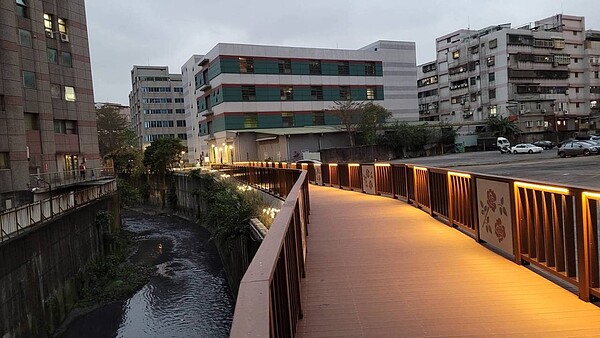 新北環狀線中原站東側中原溝增設人行步道，第一期板南路連接立德街前年已完成，第二期接續延伸至中原街今開放使用。圖／新北捷運局提供