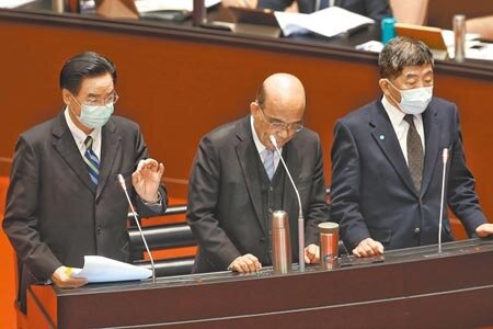 衛福部長陳時中(右一)昨天在立法院備詢時指出,上周與3000多位醫護人員接觸,有7成願意施打AZ疫苗。(王英豪攝)