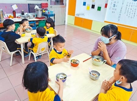 潮州鎮公所實施每胎一萬元的生育補助滿一周年,去年出生嬰兒數比前年增加了36.4%。圖為潮州幼兒園親子共餐。(潘建志攝)