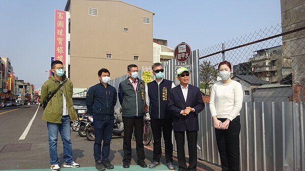 台中市大甲觀光商圈有新燈箱,卻因沒電夜間不會亮,市議員吳敏濟今邀相關單位會勘,解決接電問題。圖/台中市議員吳敏濟提供