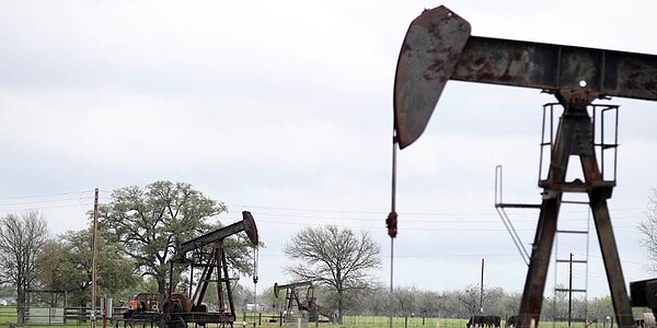 OPEC+延長減產協議激勵,期油ETF急漲後回吐賣壓,投信建議逢低布局。