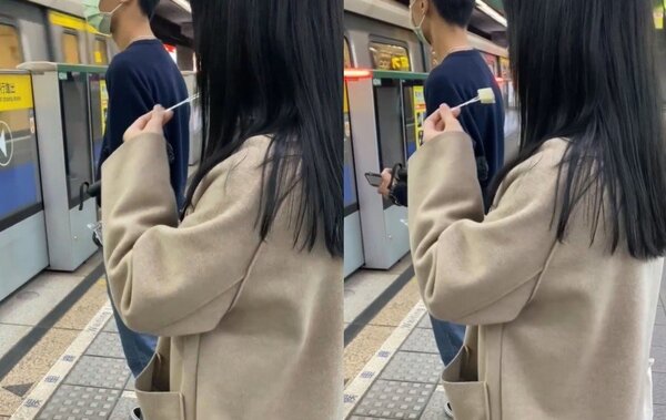 一名黑直長髮正妹在捷運月台大剌剌脫口罩、吃水果。圖／截自臉書「爆怨公社」
