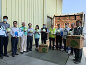 高麗菜首度銷美　農民電蚊拍除蟲