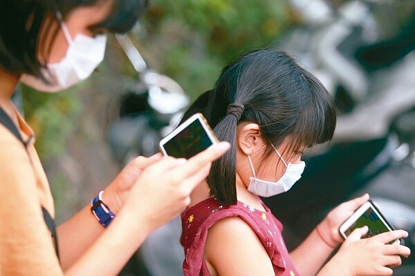 對父母來說，智慧手機帶來新型態教養難題。圖／聯合報資料照片
