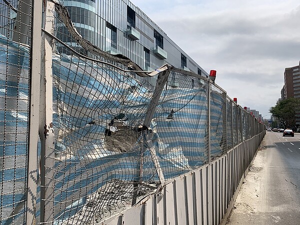 大巨蛋鋼筋鬆脫從高處掉落,直接砸毀工程安全護欄。圖/徐巧芯提供