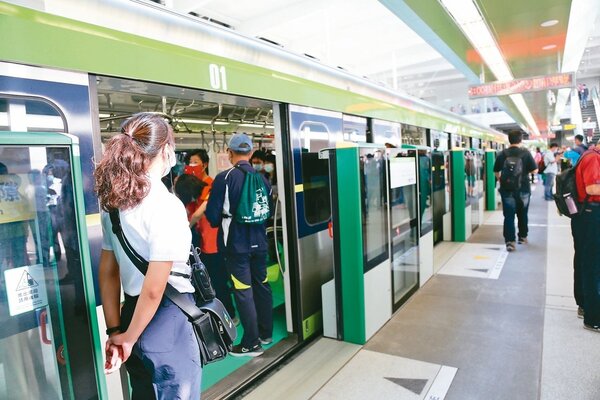 中捷綠線周一（16日）起試營運，中捷公司提醒旅客必須戴口罩、備妥電子票證。圖／中捷提供