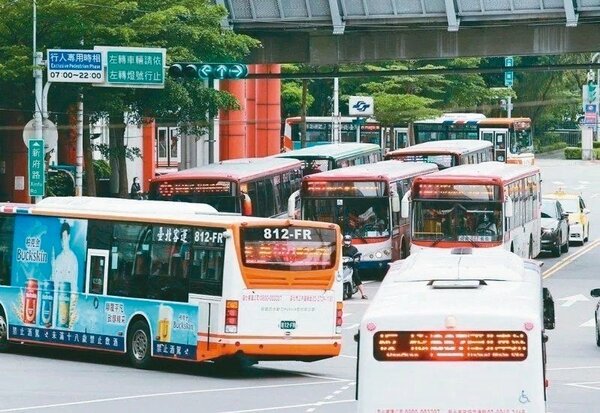 台北公車常出現「連班」，班班頭尾相連遭詬病。圖／聯合報系資料照