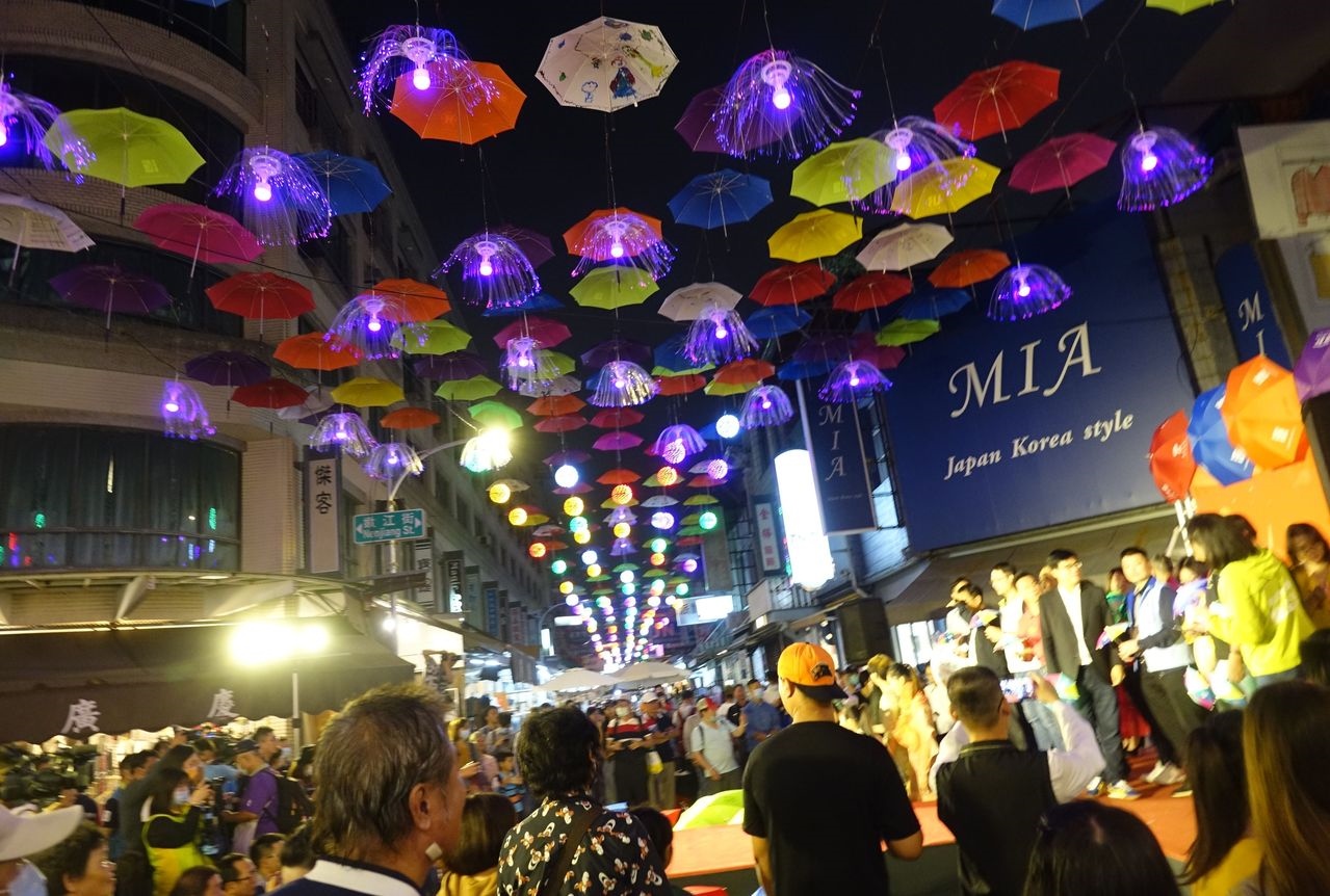 高雄市後驛商圈裝飾上千支傘與燈飾，今晚一點燈，整街絢麗。記者楊濡嘉／攝影