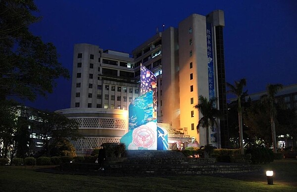 淡江大學14日下午傳出有男大生自商管大樓墜落,幸意識清楚,已緊急送醫治療。圖/淡江大學提供