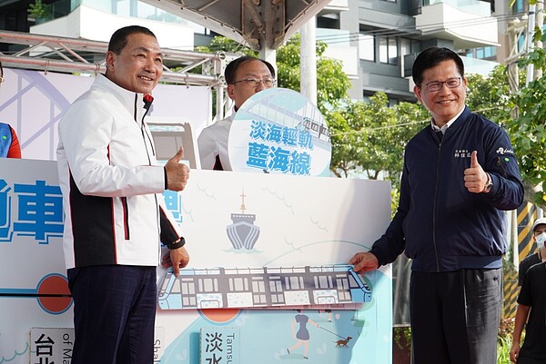 新北市長侯友宜與交通部長林佳龍共同啟動通車儀式。圖/新北市政府提供