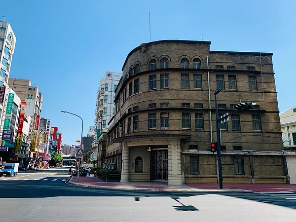 新竹市政府向中央爭取到1.6億元經費,預計今年底完成42處路口纜線地下化、號誌共桿。圖/新竹市交通局提供