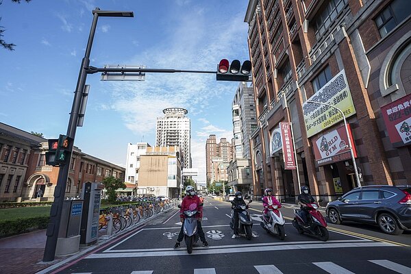 新竹市政府向中央爭取到1.6億元經費,預計今年底完成42處路口纜線地下化、號誌共桿。圖/新竹市交通局提供