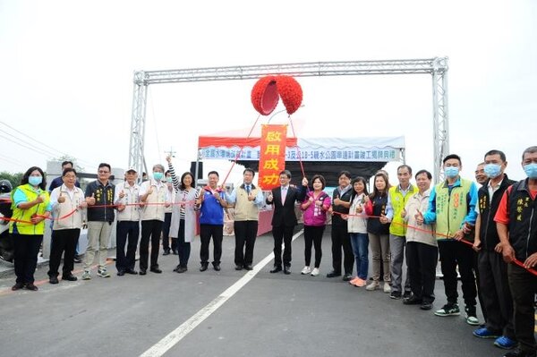 月津港環狀水域間之信義路堤橋完成改建重新命名古月橋，於14日舉行揭牌典禮。圖／台南市政府提供