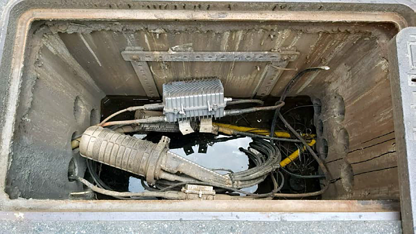 業者人手孔內放置接續盒,但市府卻無任何相關數據。圖/北市議員王欣儀提供