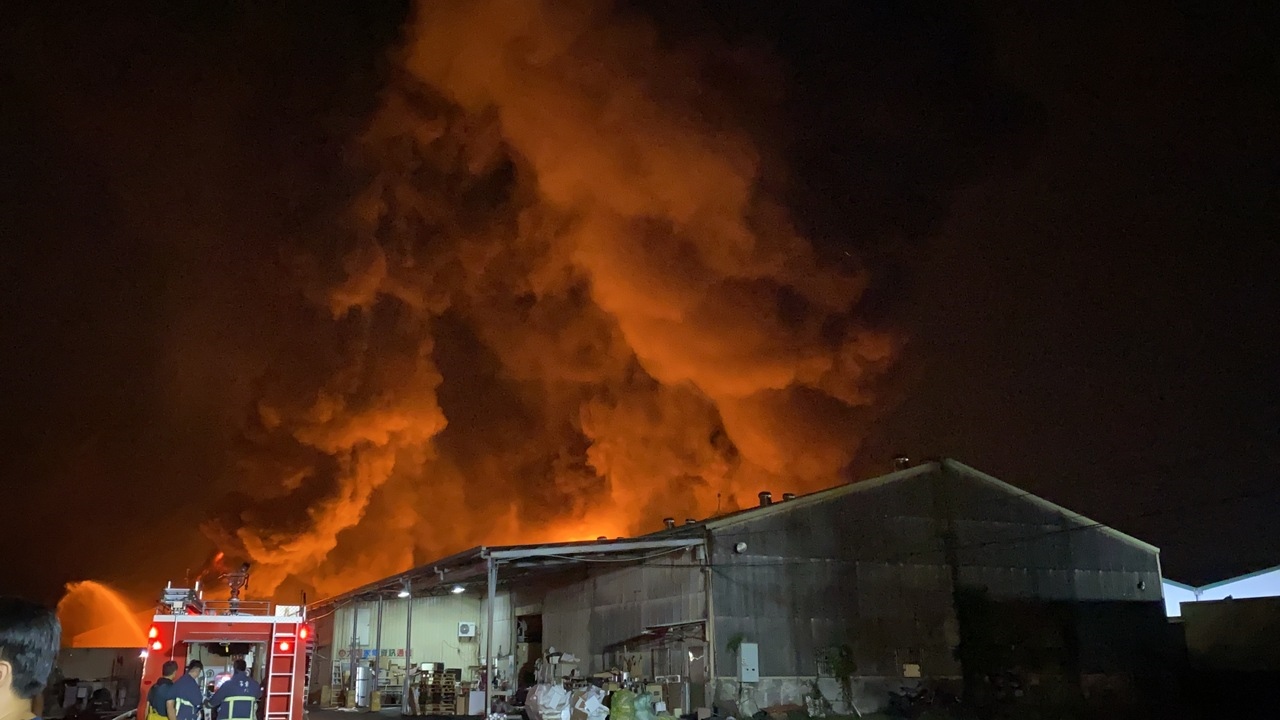 屏東內埔工業區今下午近4點發生火警，現場火勢濃烈，直到晚間7點20分火勢控制。記者劉星君／攝影