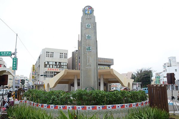 自由塔矗立在馬公市中華路,已被文化局公告為歷史建築,修復工程已經完工。圖/澎湖縣府提供