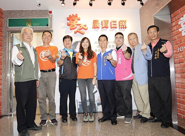 桃園市私立喜大人晨寶社區長照機構開幕,提供在地老齡長輩日間照顧服務、晚上返家,為大園區第1間日照托老中心。圖/社會局提供