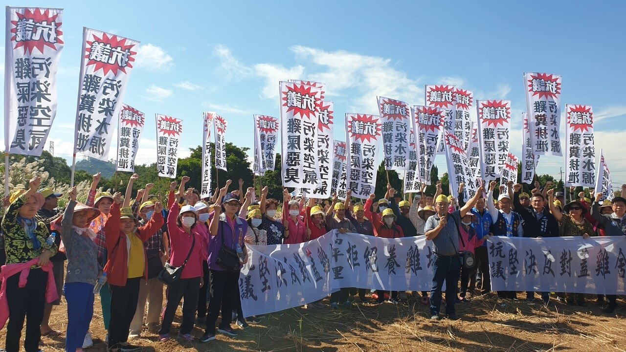 桃園市龍潭區高平里和附近民眾憂心養雞場會汙染地下水,組自救會抗議。記者鄭國樑/攝影