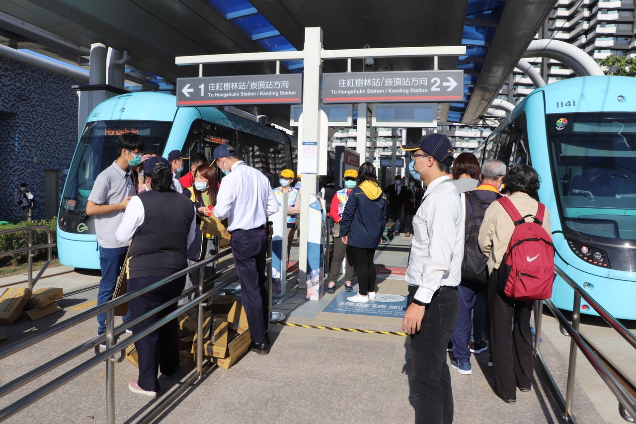 淡海輕軌藍海線第一期昨通車，許多民眾趕來搭乘。記者吳亮賢／攝影